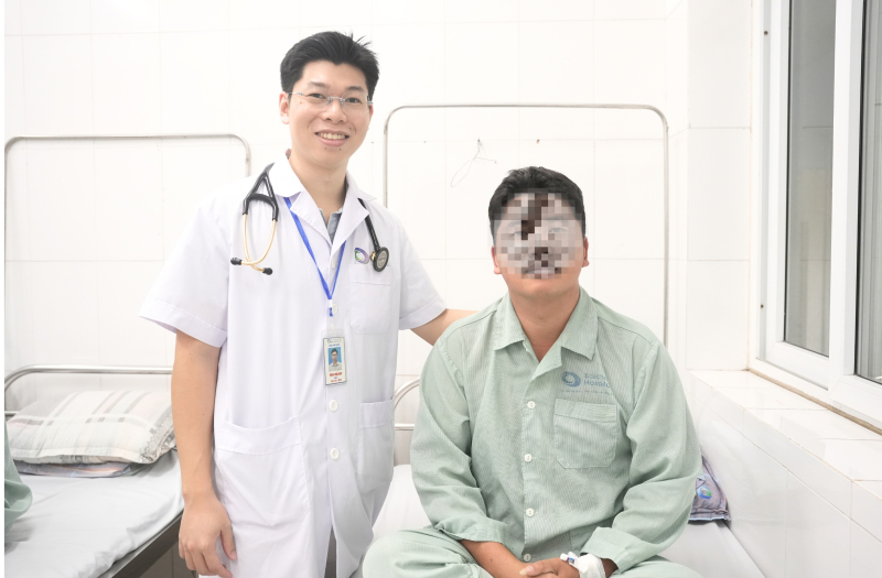 Bs. Tống Thái Duy theo dõi và động viên bệnh nhân tại buồng bệnh
